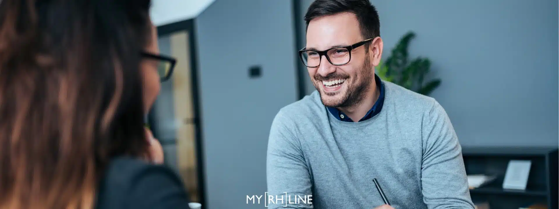 plan de carrière - homme souriant en entretien individuel