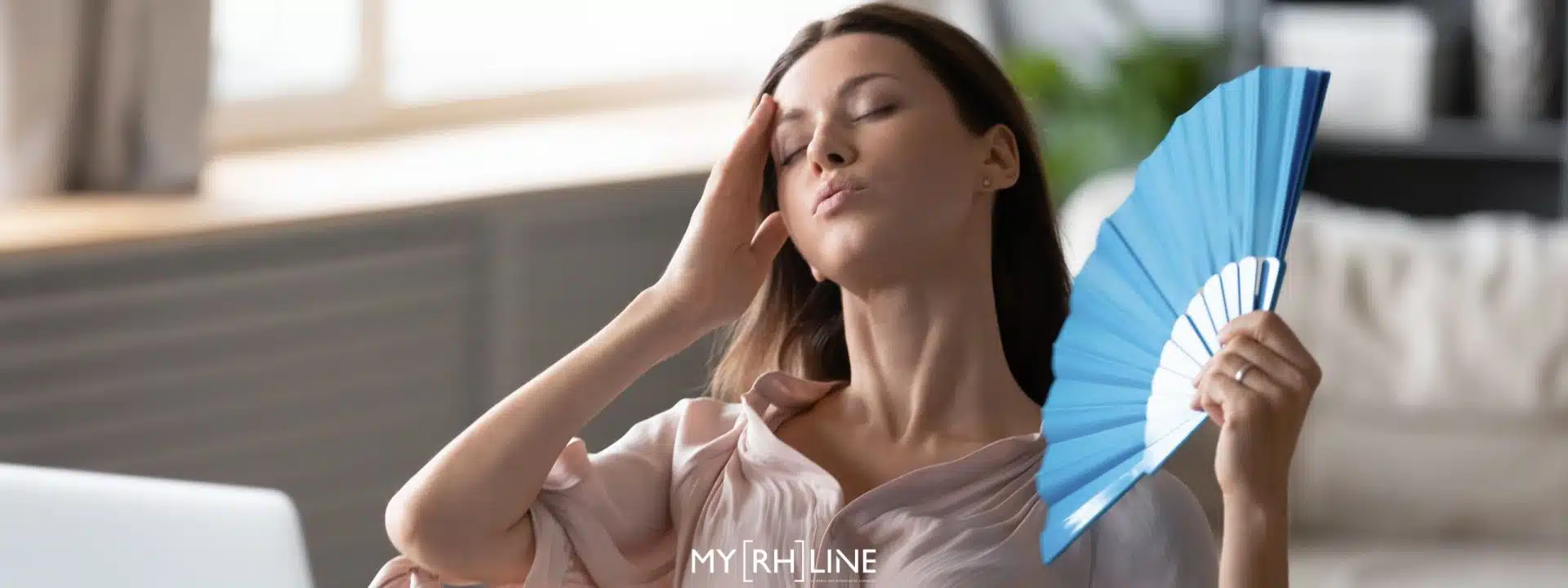 femme au travail qui a trop chaud pendant la canicule