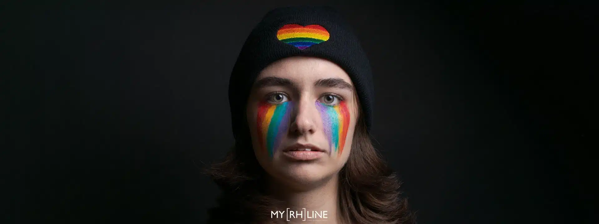 femme triste qui subit homophobie au travail