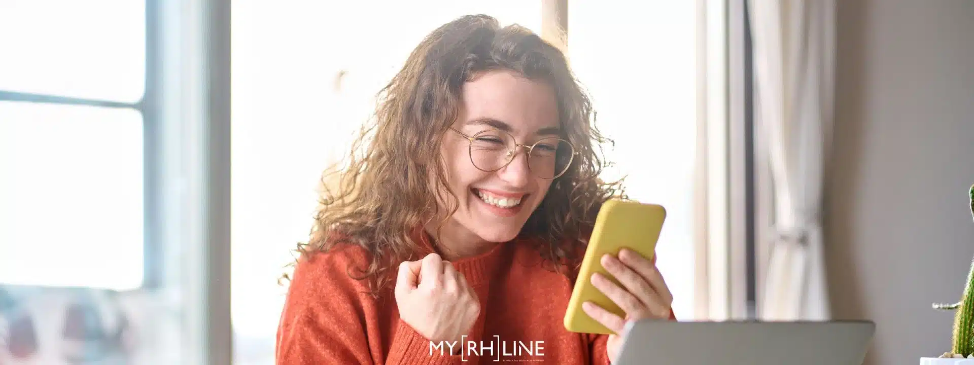 candidate heureuse en découvrant modèle d'annonce de recrutement pdf sur ordinateur