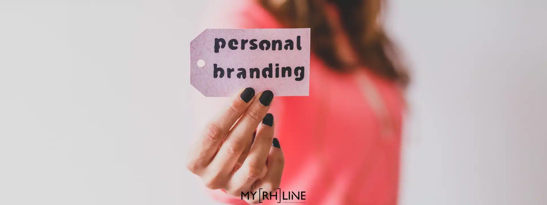 une femme parle de personal branding