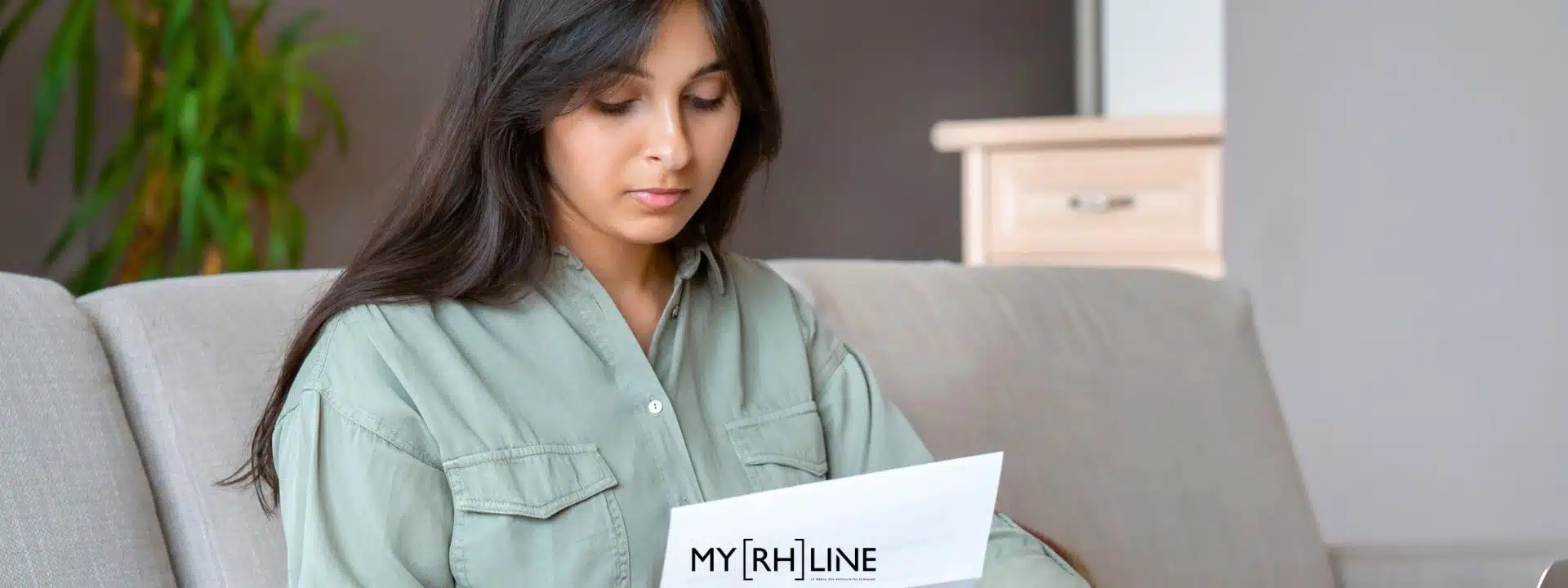 montant net social femme lisant une fiche de paie