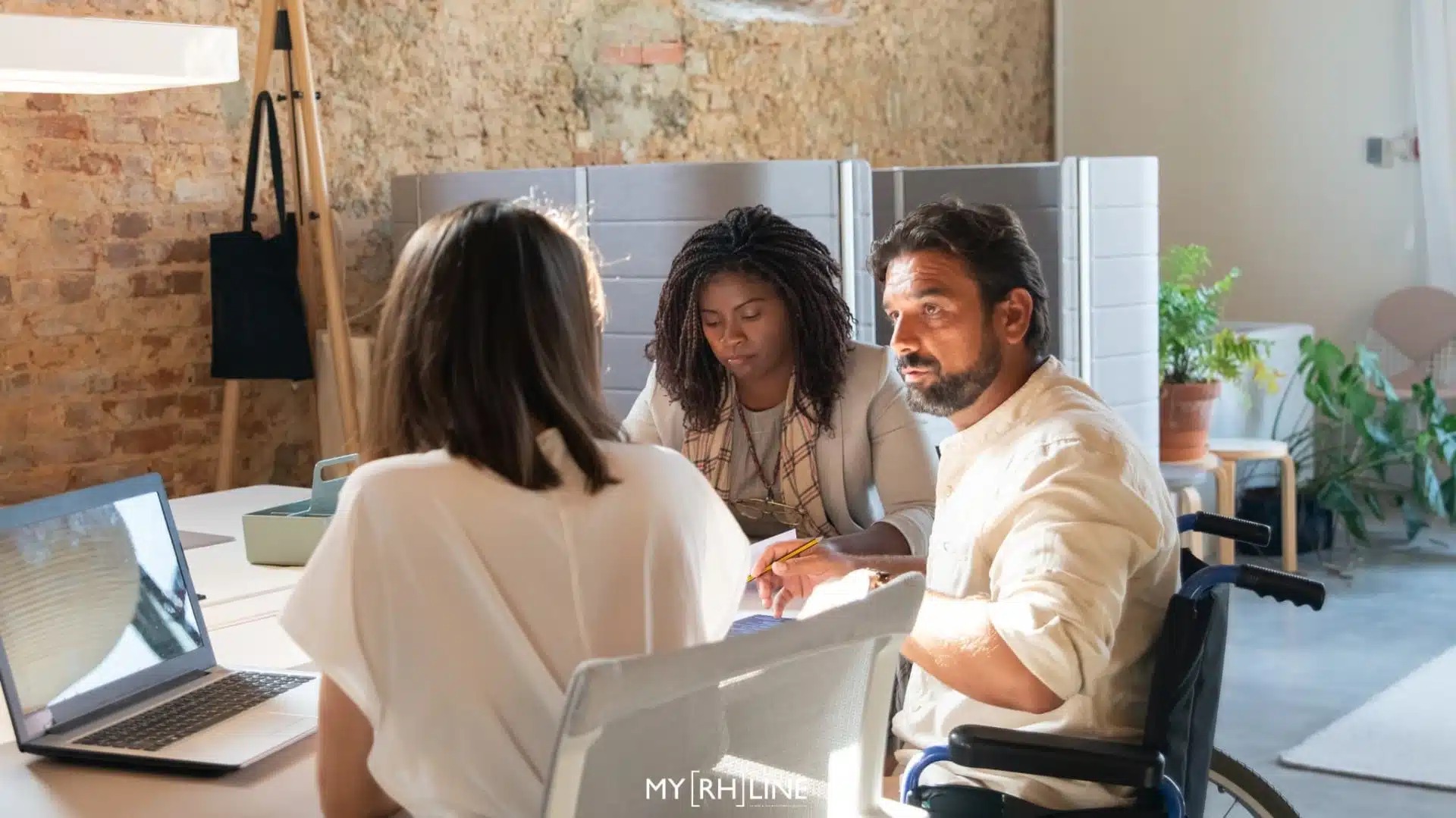 Entreprise handi-accueillante : situation de travail avec trois collaborateurs dont un en situation de handicap