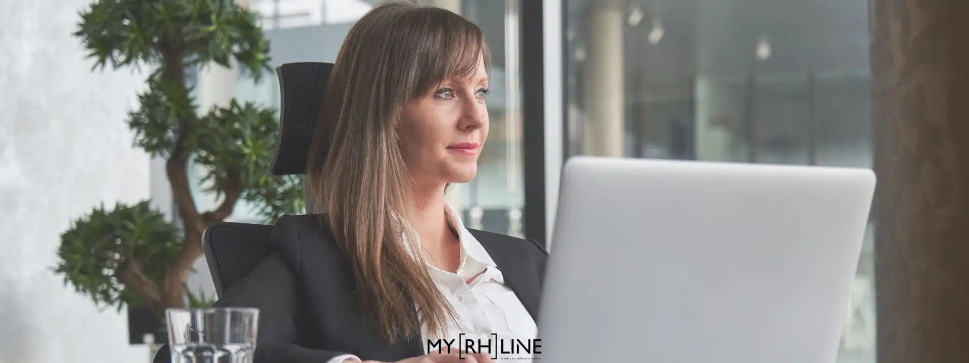 femme devant son ordinateur Génération X