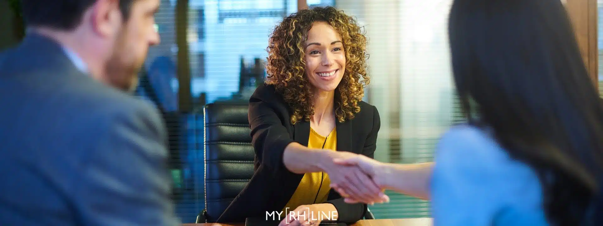 2 femmes se serrant la main lors d'un entretien - attractivité des entreprises