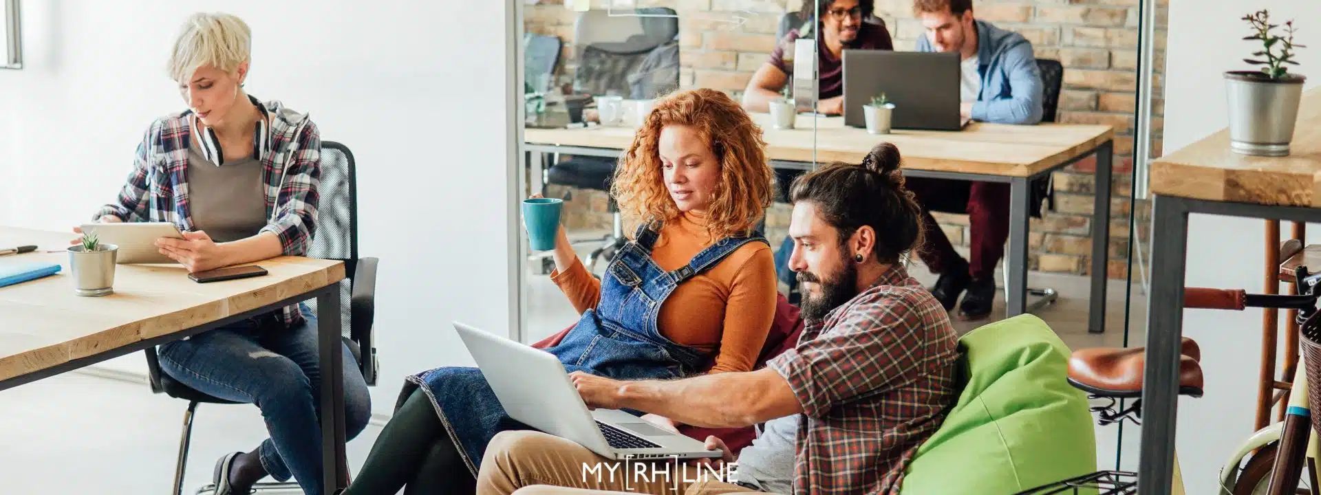 flex office - groupe de collaborateurs en coworking
