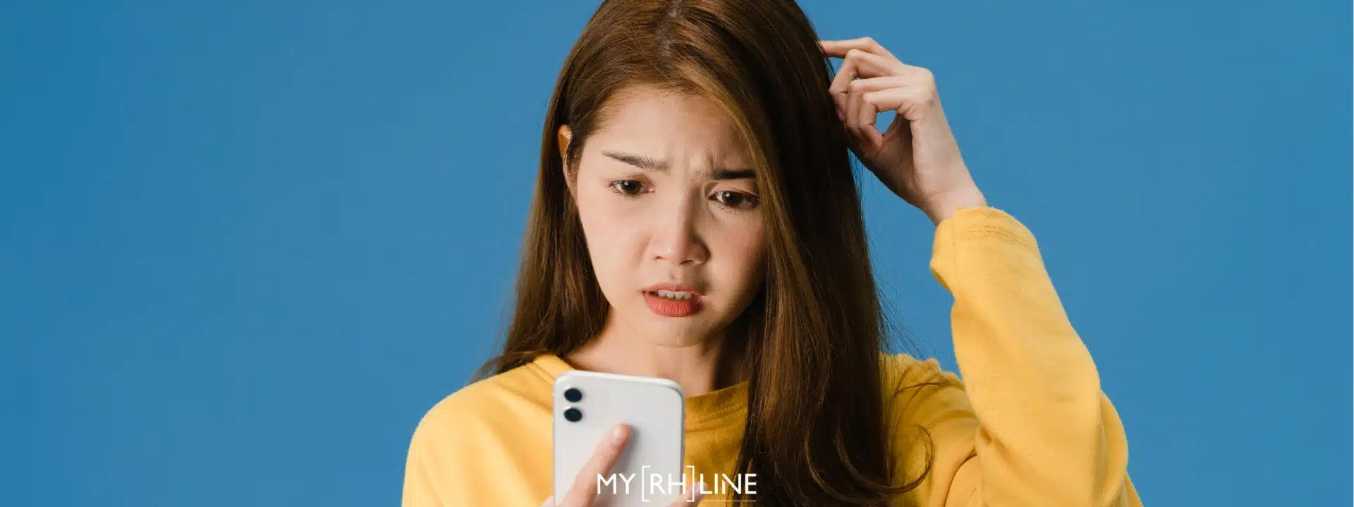 jeunes diplômés - jeune femme s'interrogeant devant son téléphone