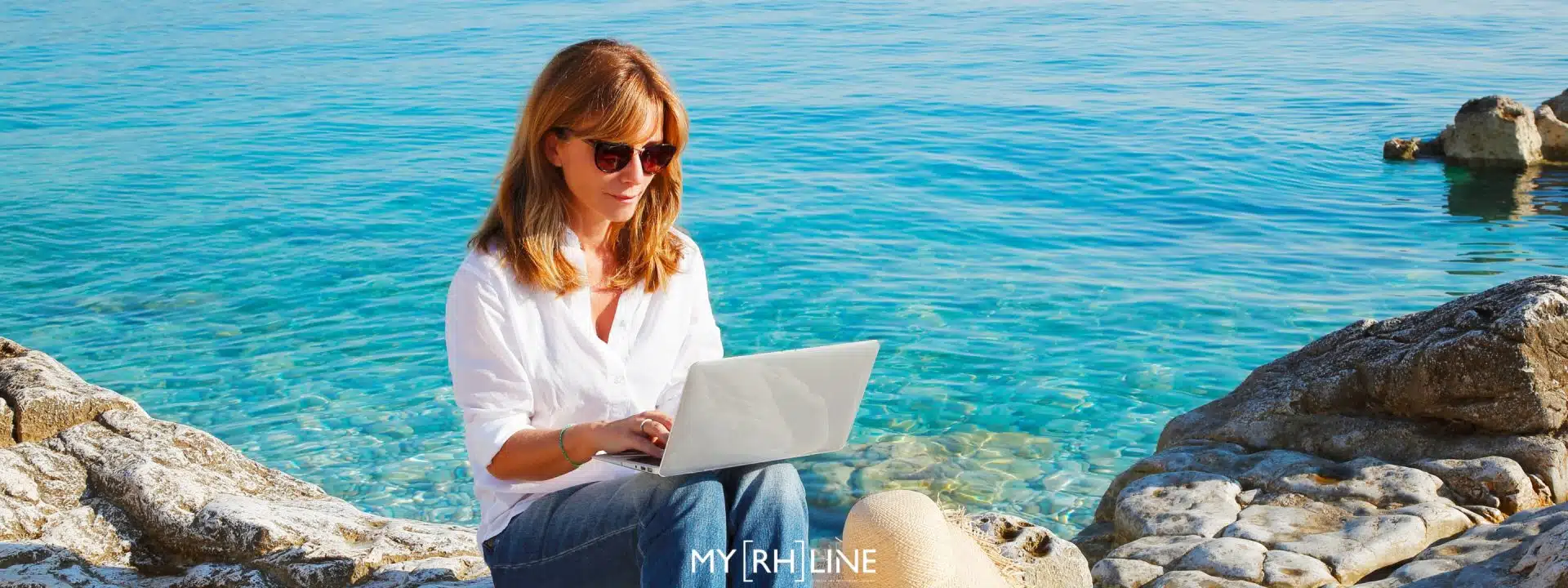 femme à la plage tracances
