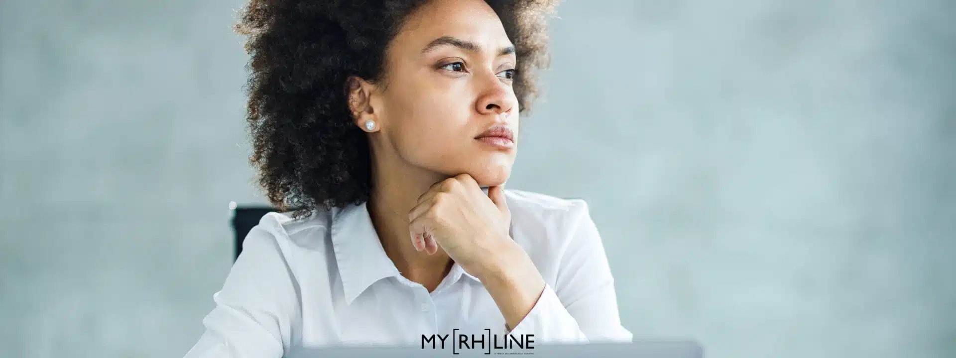 recrutement cadre - femme au travail pensive