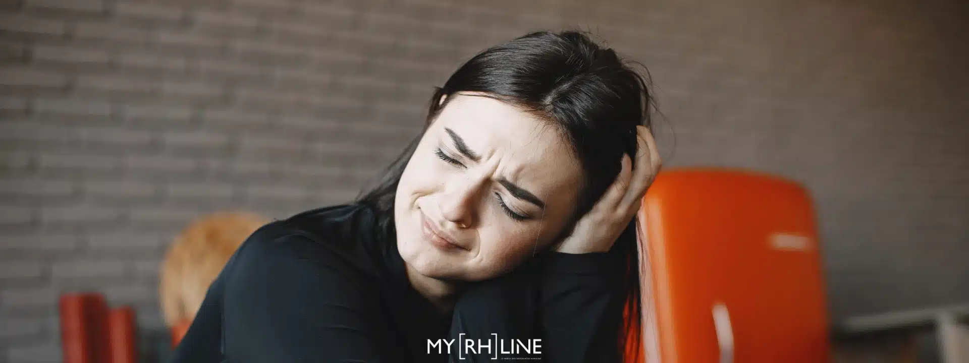 peur au travail - jeune femme semblant inquiète