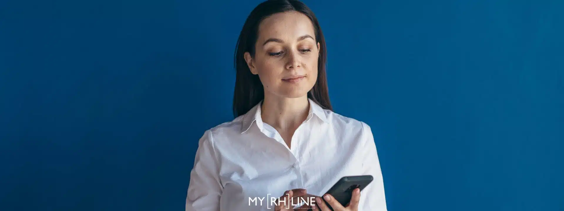 hausse des embauches - femme regardant son téléphone, avec le sourire
