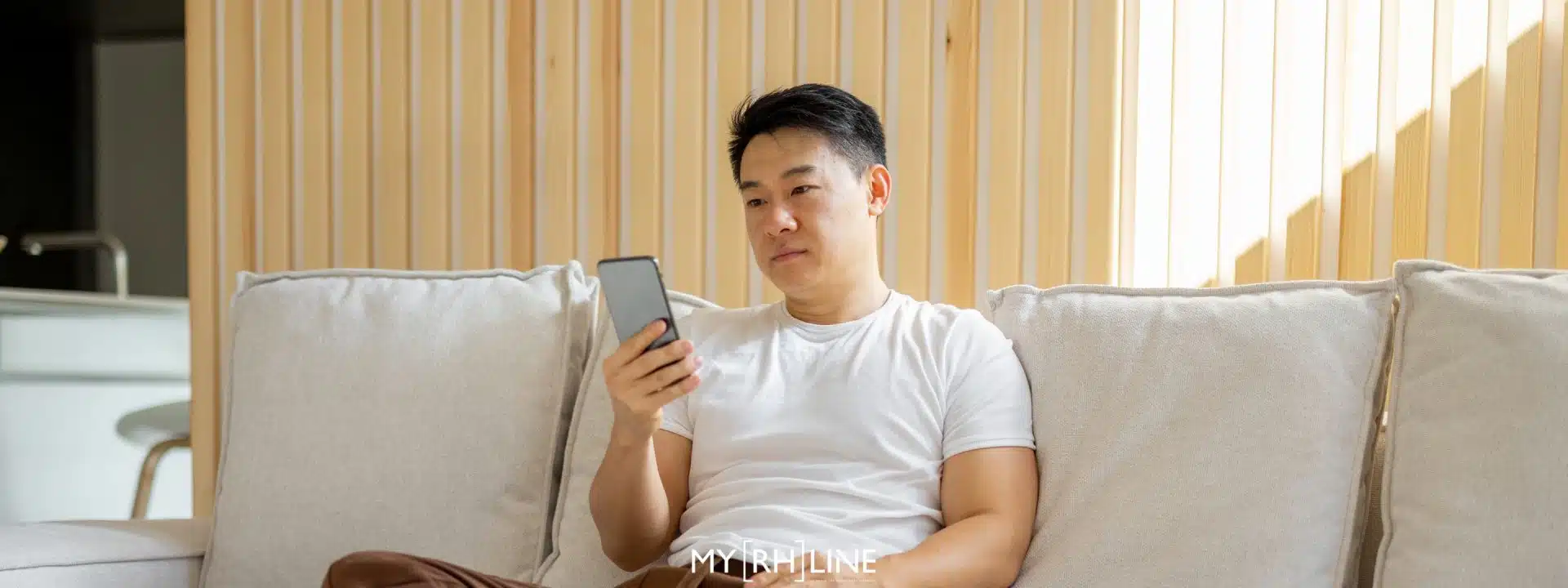 homme sur son smartphone signature électronique qualifiée