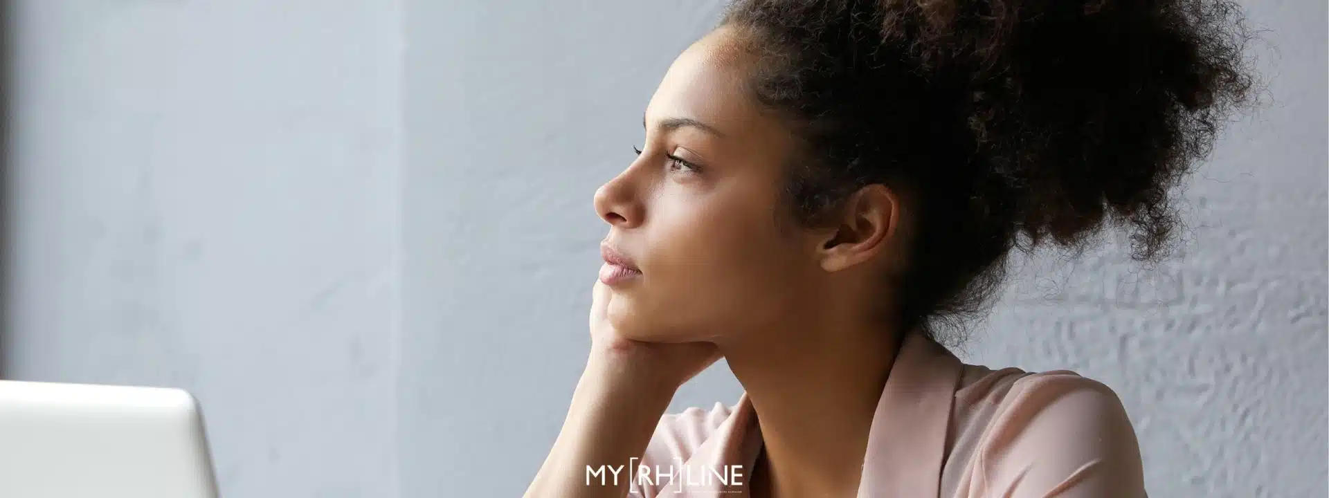 démission salaire - femme pensive au bureau