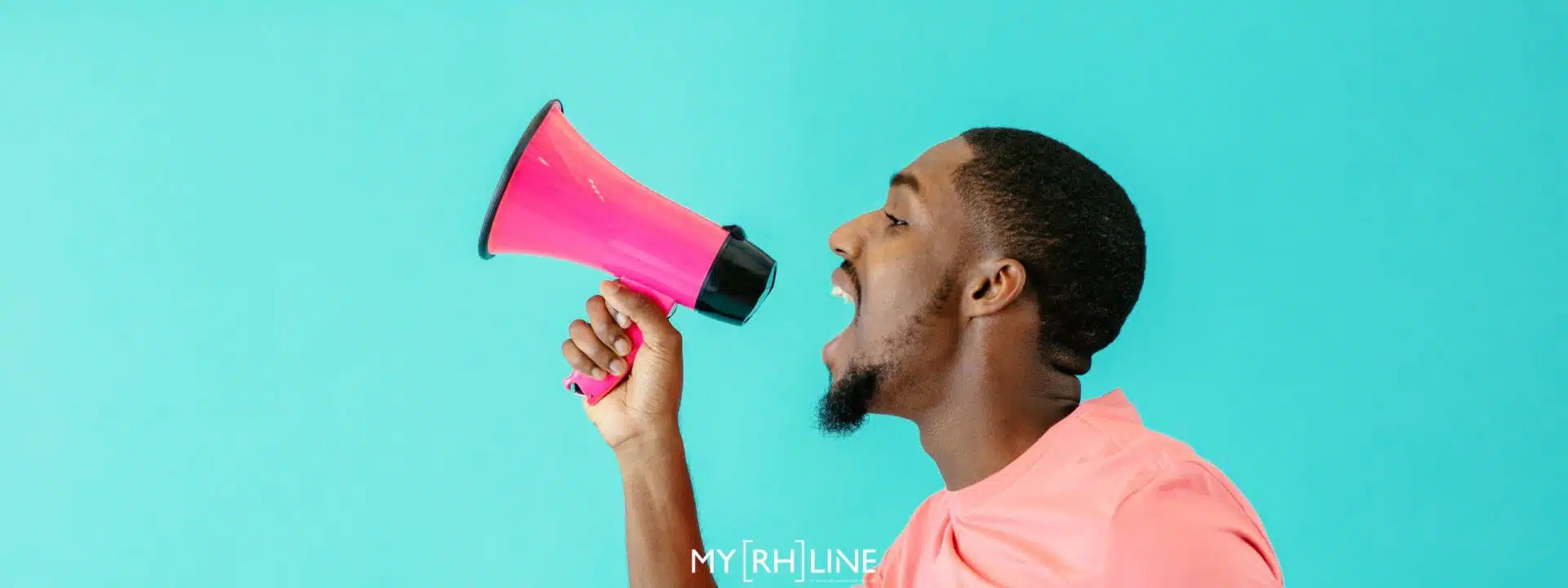 Loud quitting - homme criant dans un mégaphone