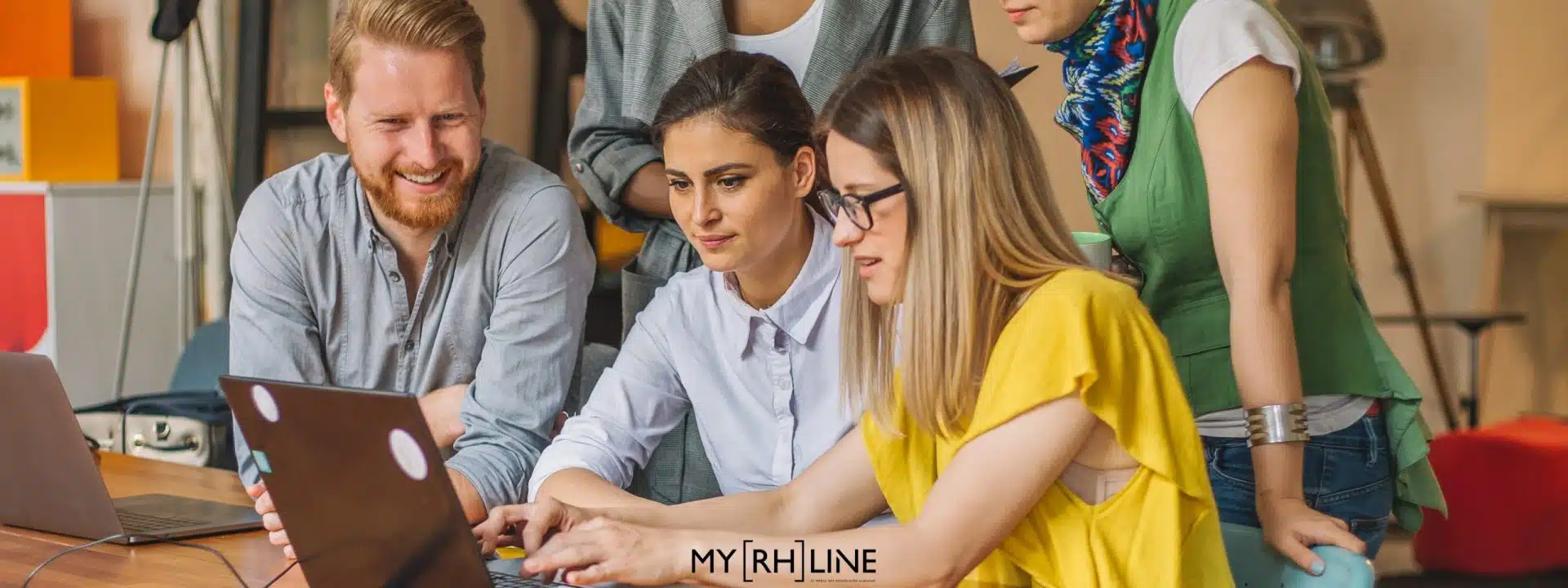 Linkedin top startups - groupe de travail, souriant