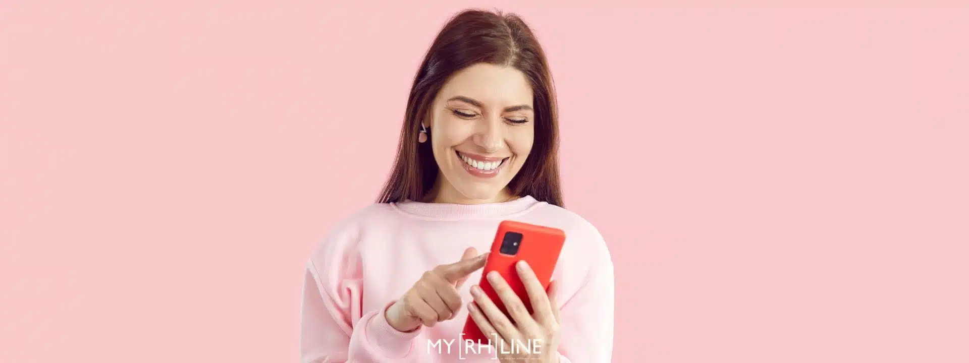 femme souriante devant son téléphone - assessfirst swipe
