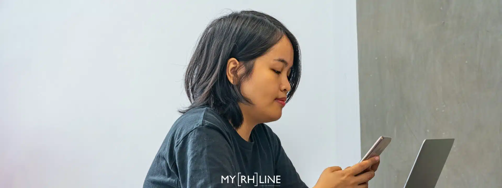 expérience candidat recrutement - femme devant son téléphone + ordinateur