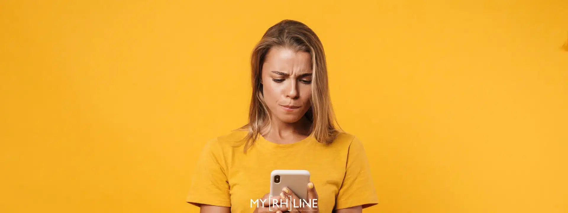 femme regardant son téléphone, surprise - transidentité