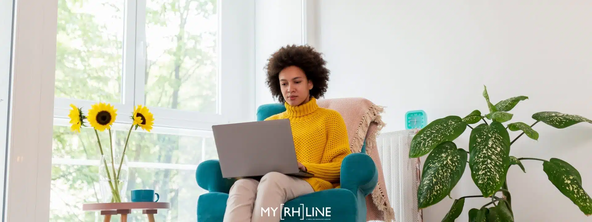 travail hybride (2) : femme sur son ordinateur, chez elle