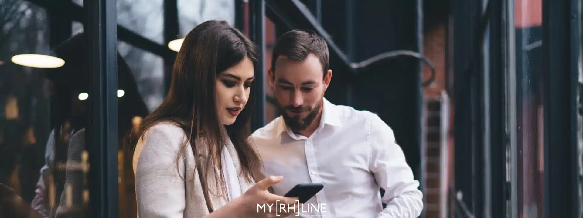 smic 2024 - une femme et un homme regardant un téléphone