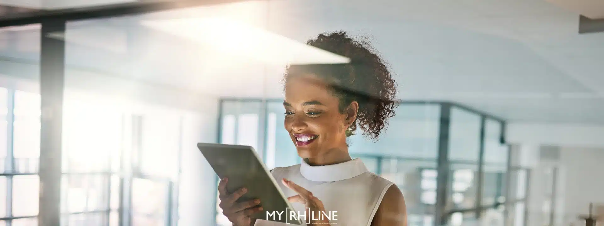 Les femmes dans la Tech - illustration femme devant tablette, souriante