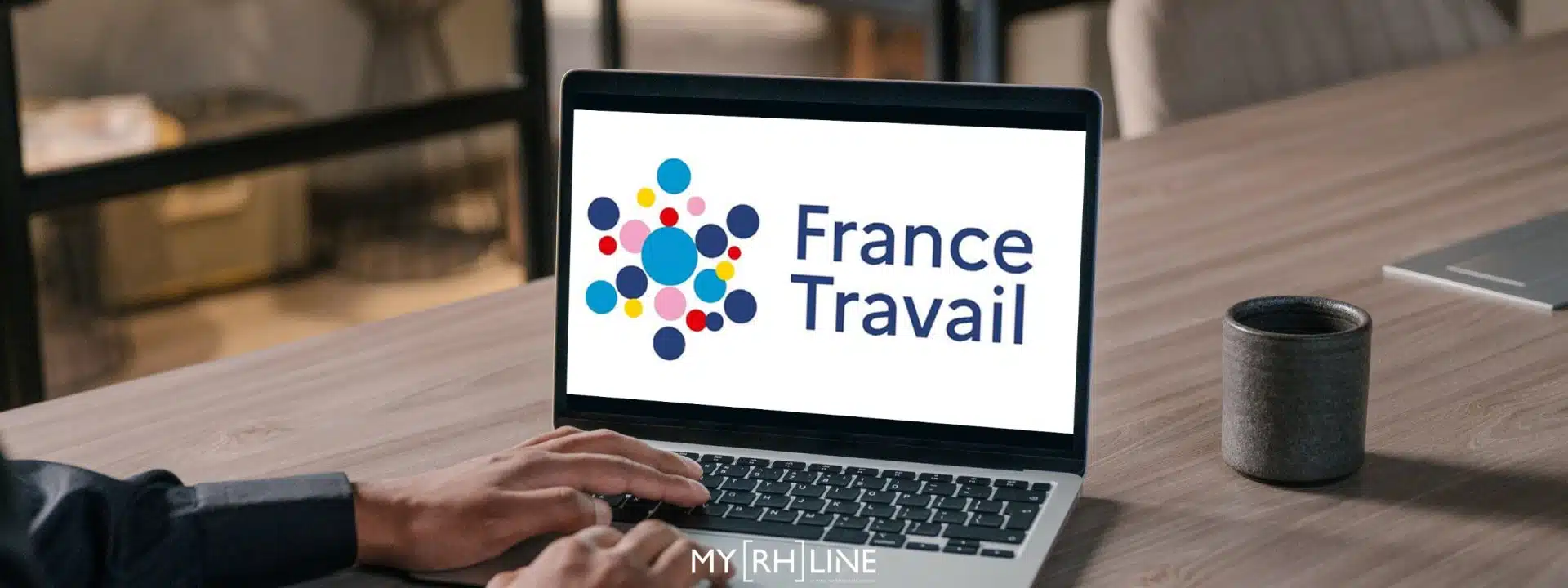 Pôle emploi France Travail - logo France Travail sur ordinateur
