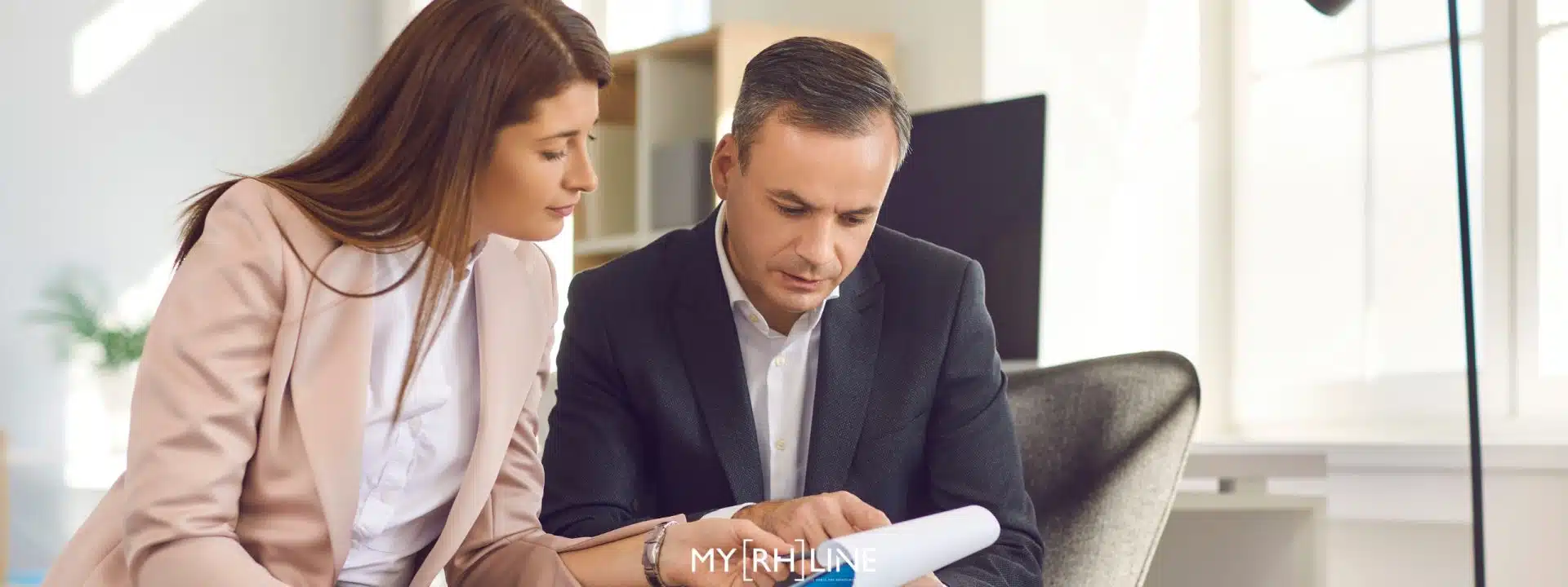 transparence salariale - homme et femme regardant une fiche de paie