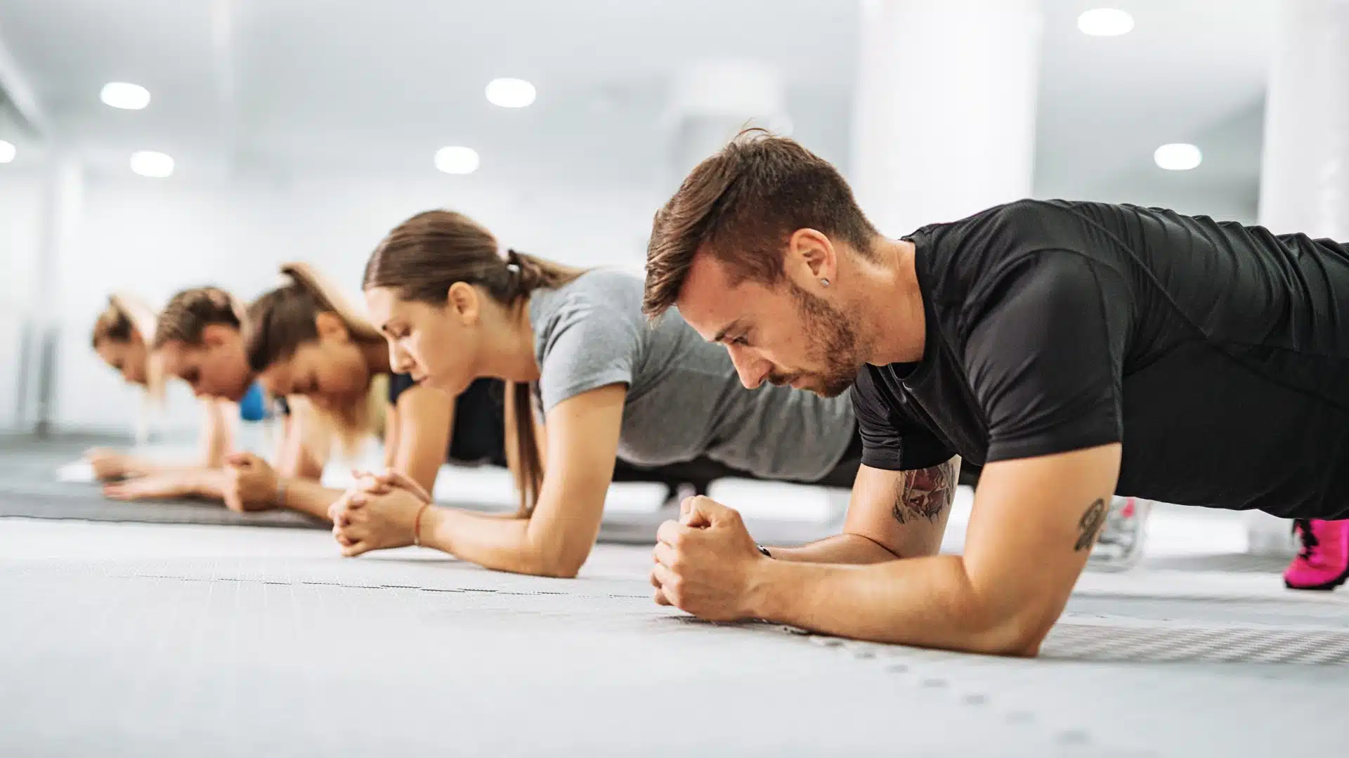équipe entrain de pratiquer du sport en entreprise