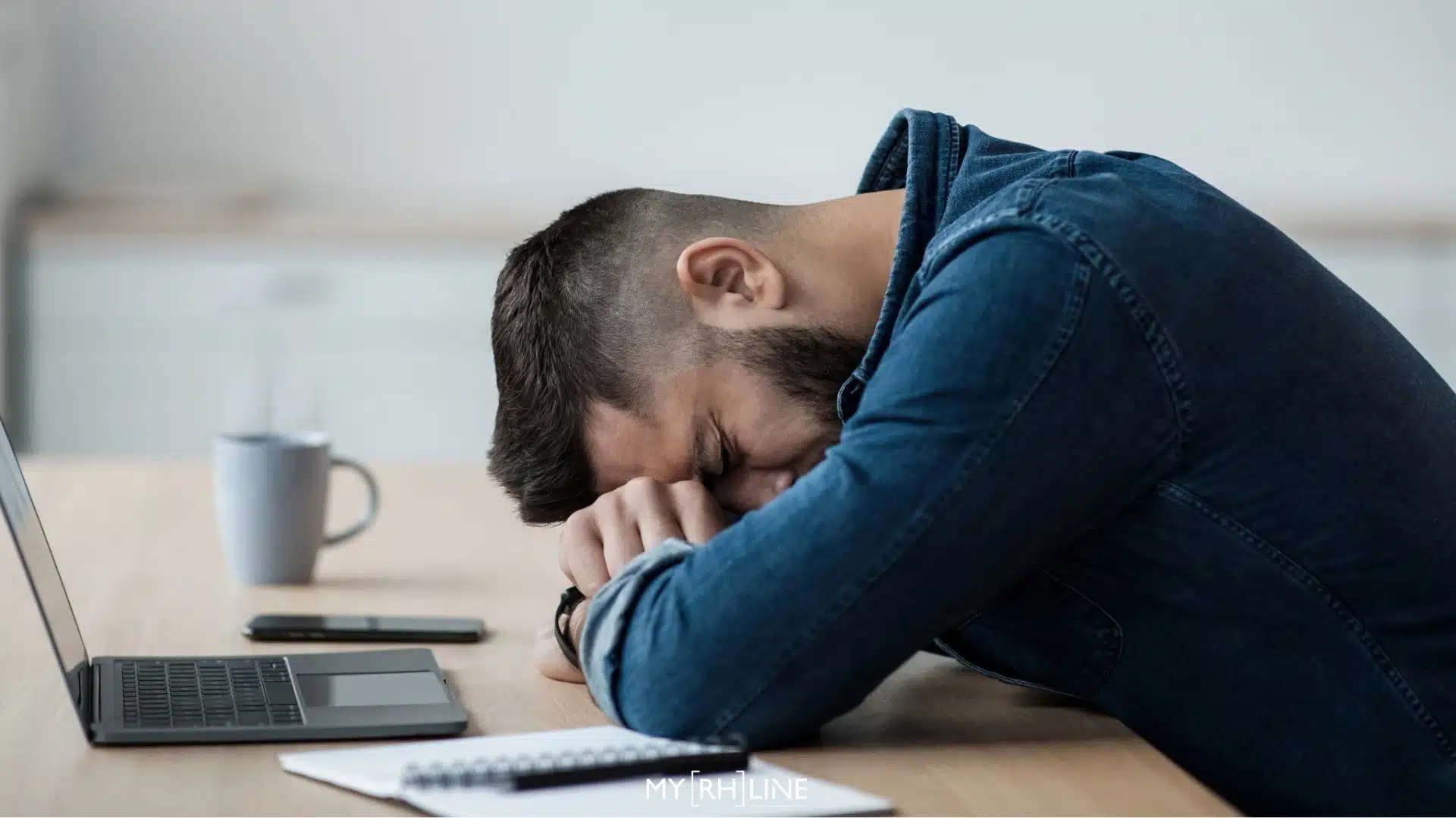 Apprenant épuisé par la formation continue (learning fatigue).