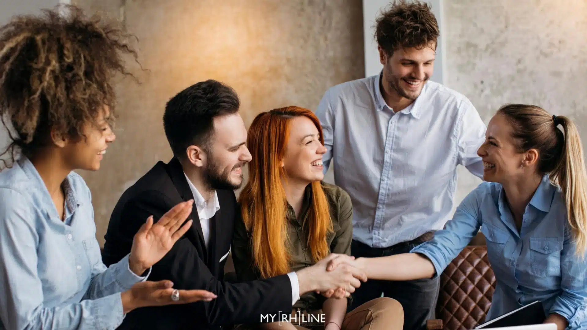 Équipe qui rencontre une nouvelle collaboratrice au début de son parcours d'intégration