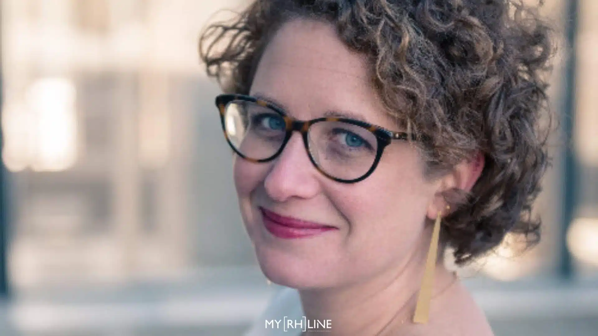 Portrait de Constance Gridel qui livre son témoignage sur l'entrepreneuriat RH vs le salariat