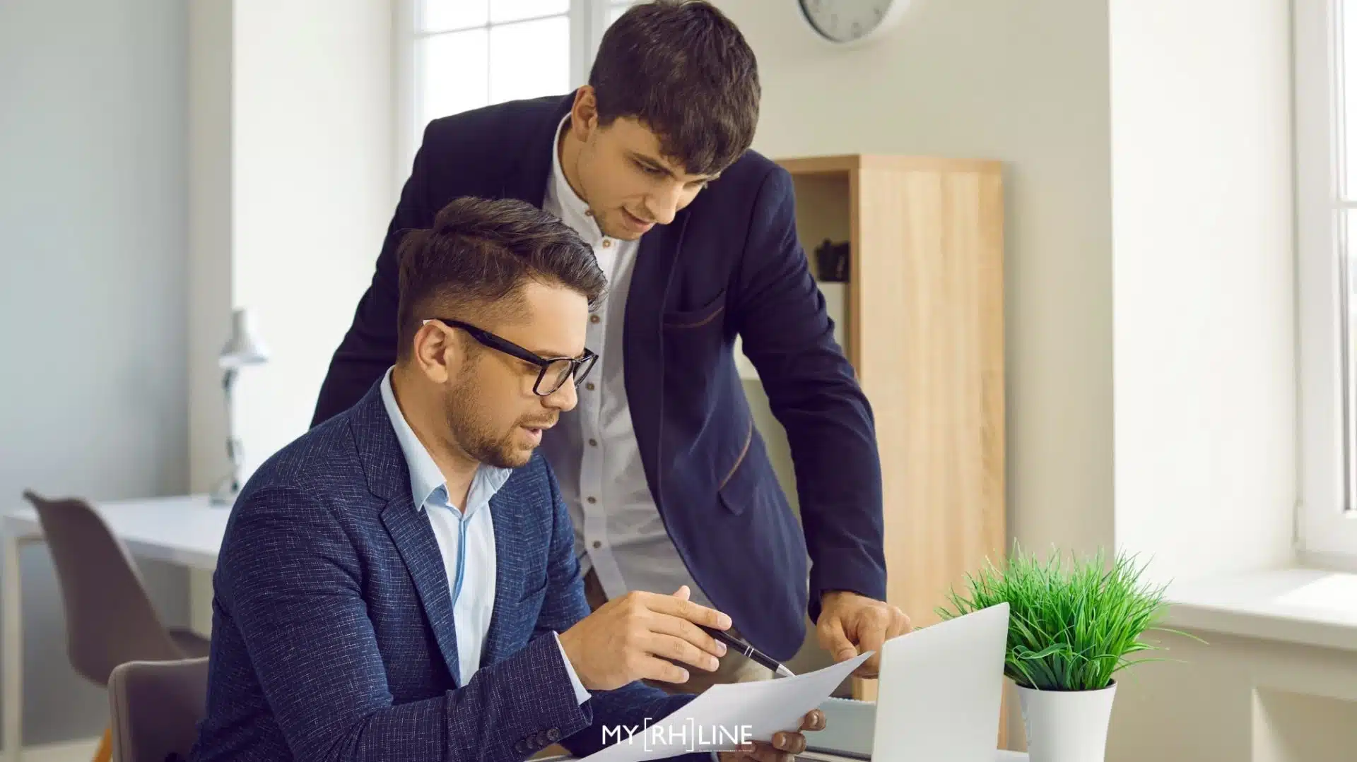Collaborateurs qui se demandent comment gérer les exceptions en matière de gestion des temps de travail (standard vs spécifique)