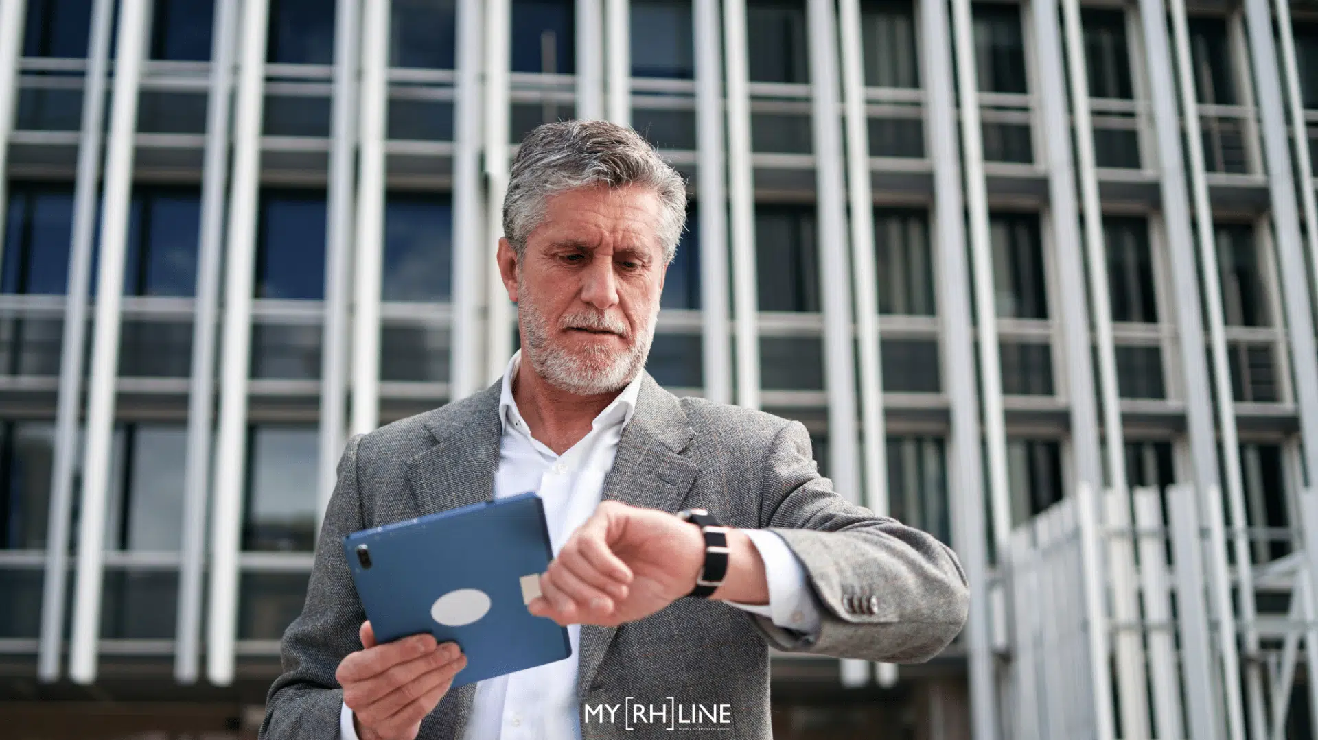 Collaborateur qui regarde sa montre (perception et mesure du temps de travail)