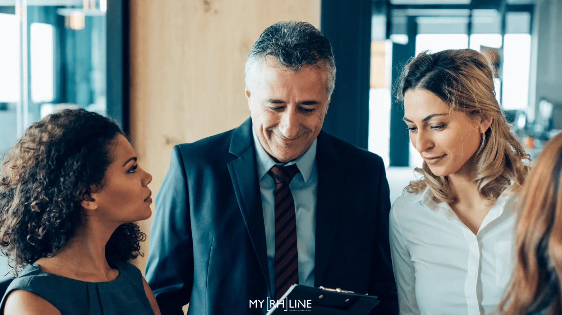 Collaborateur senior qui partage ses compétences à deux collègues