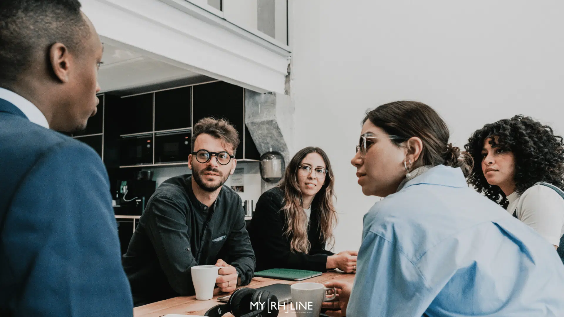 Échanges d'une équipe sur l'adaptabilité au travail