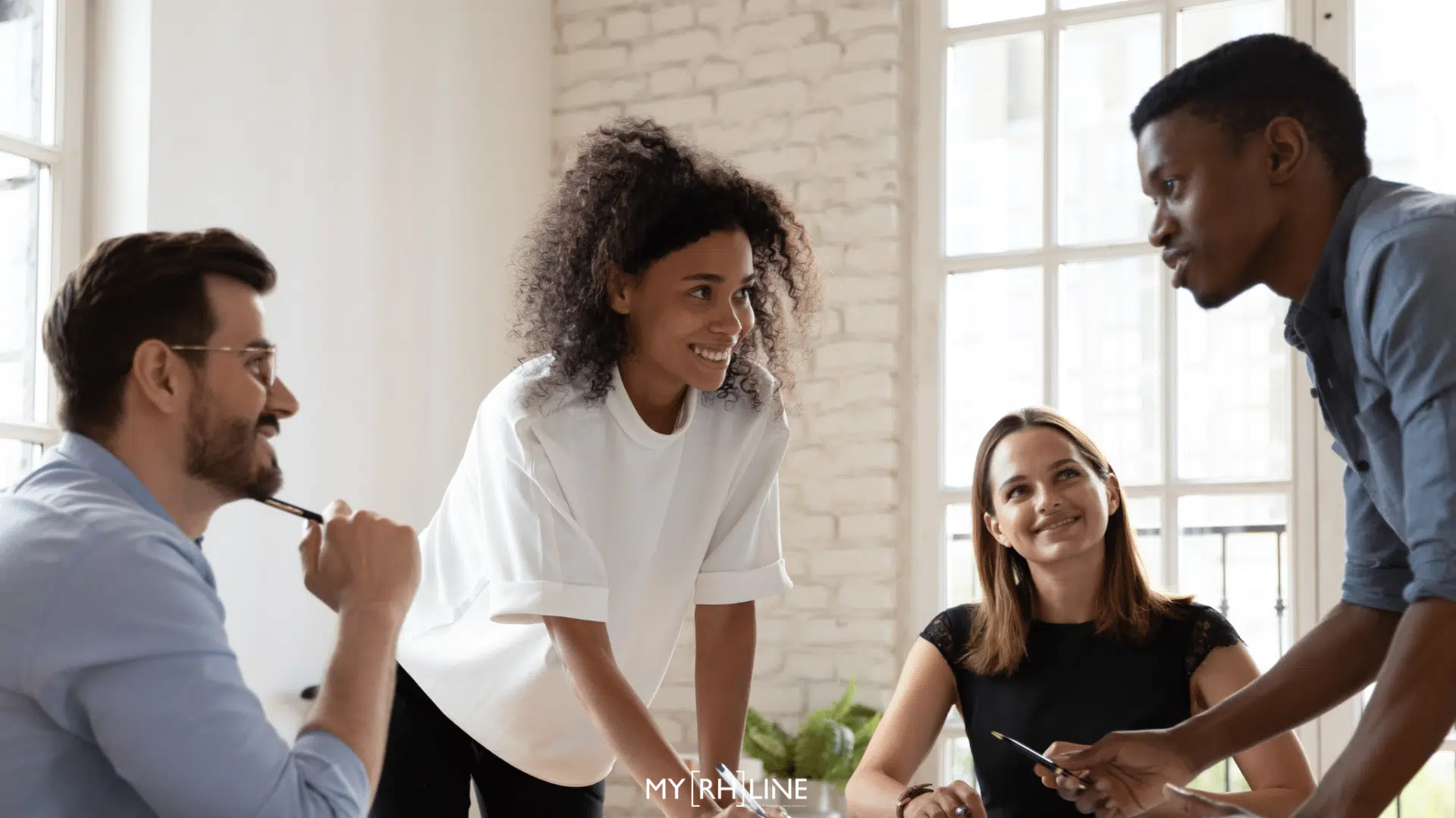 Salariés RH qui discutent du modèle de Skills-Based Organization (SBO)